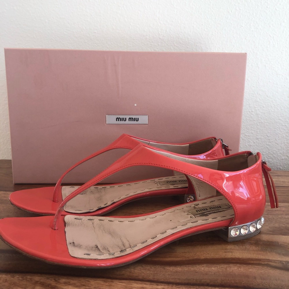 Coral patent leather Miu Miu thong sandals